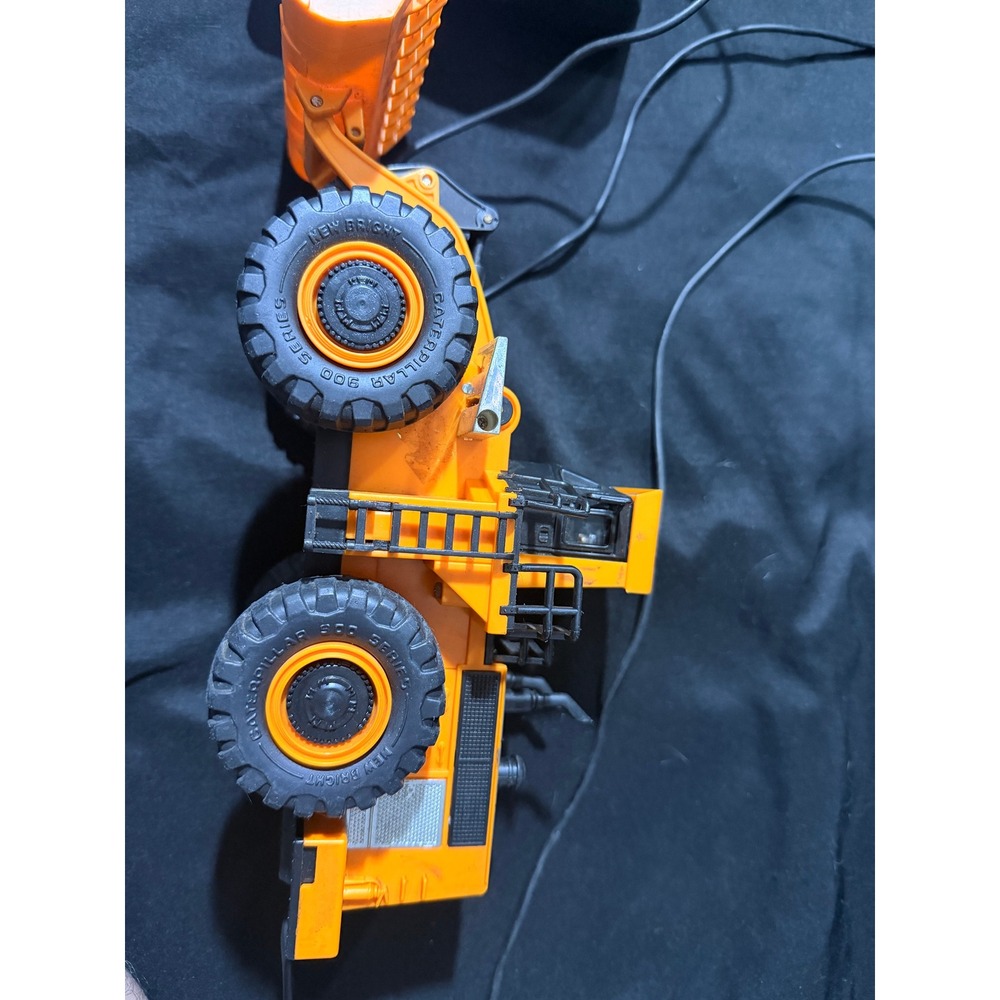 Vintage 1987 New Bright Caterpillar 988 Series Remote Control Loader Toy Yellow - Picture 3 of 5